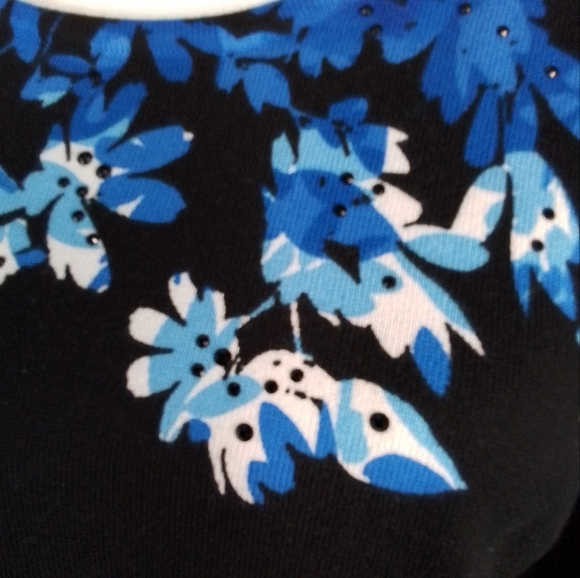 Alfred Dunner black with white and blue flowers 3/4 sleeves top L - Picture 2 of 7